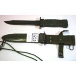 US military knife in leather sheath, blade L: 14 cm. P&P Group 2 (£18+VAT for the first lot and £3+