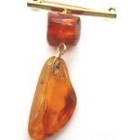 9ct gold mounted baltic amber brooch, includes a mosquito (deceased), 7.0g. P&P Group 1 (£14+VAT for