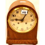 Oak cased chiming mantel clock with pendulum, H: 31 cm. P&P Group 2 (£18+VAT for the first lot