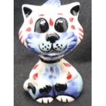 Lorna Bailey cat Tad, H: 13 cm. P&P Group 1 (£14+VAT for the first lot and £1+VAT for subsequent