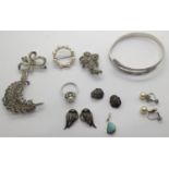 Mixed silver jewellery including brooches and a snake bangle. P&P Group 1 (£14+VAT for the first lot