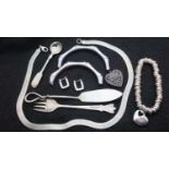 Mixed white metal items including jewellery. P&P Group 1 (£14+VAT for the first lot and £1+VAT for
