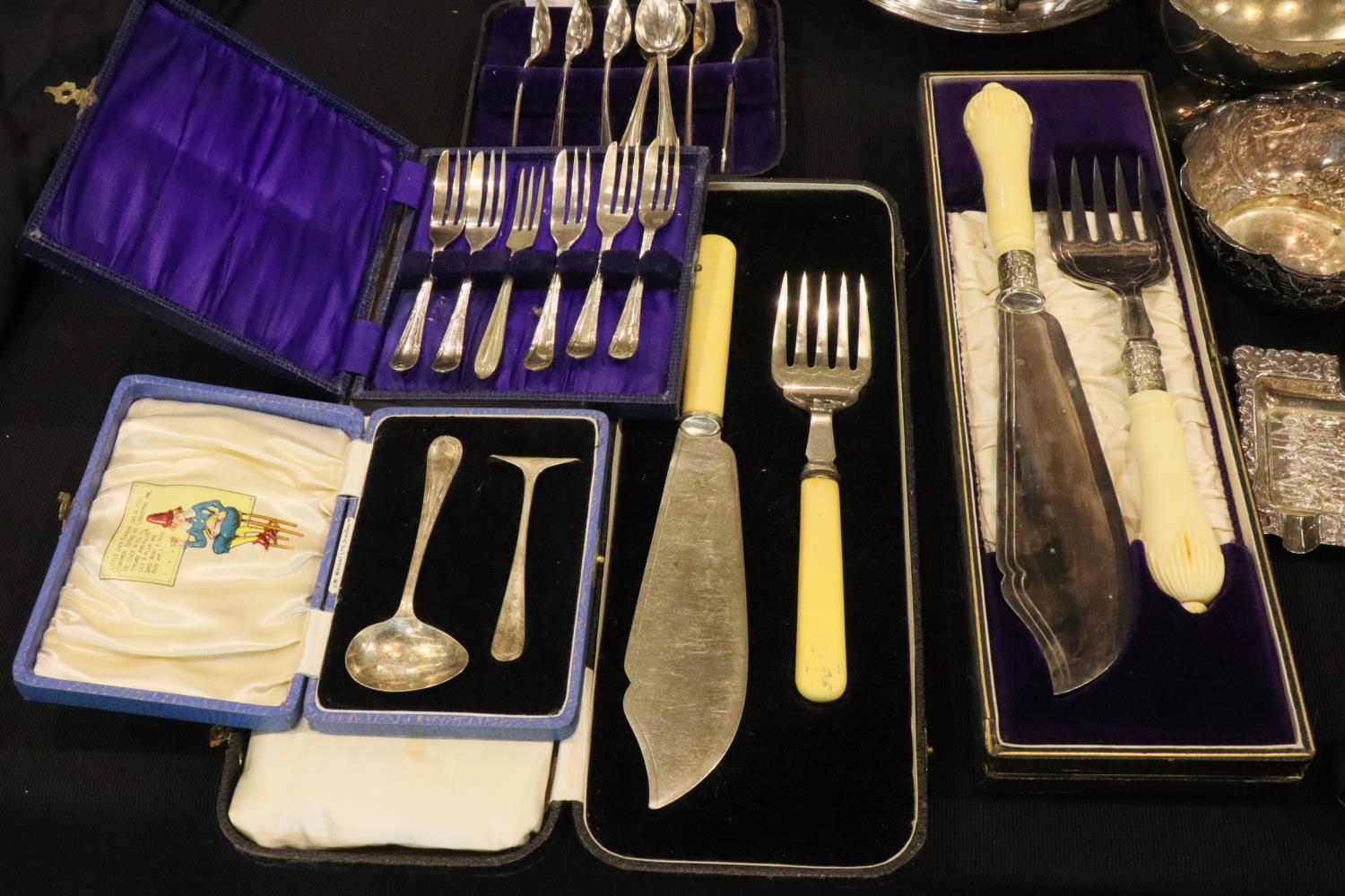 Collection of boxed silver plated flatware, two chafing dishes and other silver plate. P&P Group - Image 4 of 5