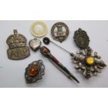 Mixed silver brooches including Scottish examples. P&P Group 1 (£14+VAT for the first lot and £1+VAT