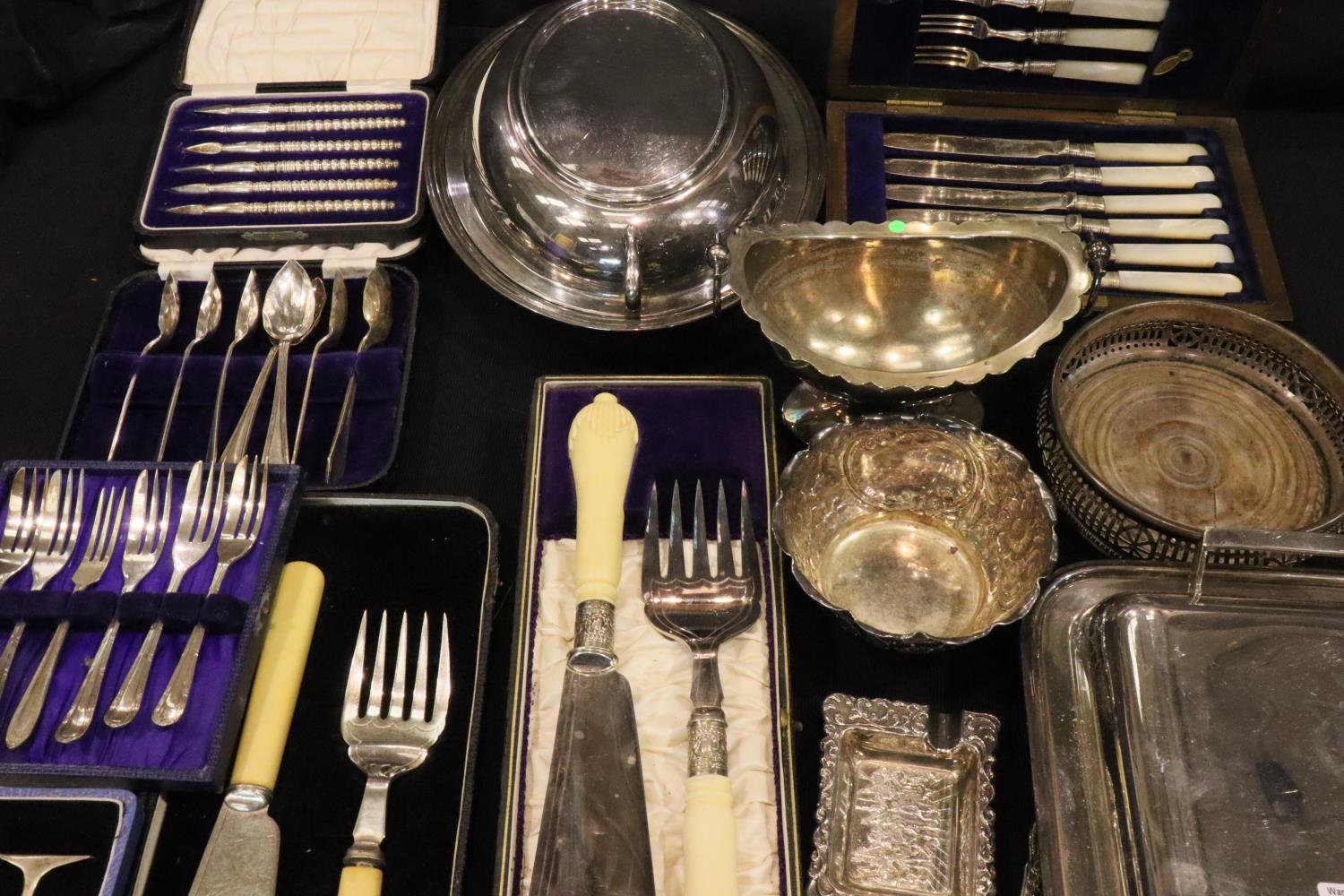 Collection of boxed silver plated flatware, two chafing dishes and other silver plate. P&P Group - Image 3 of 5