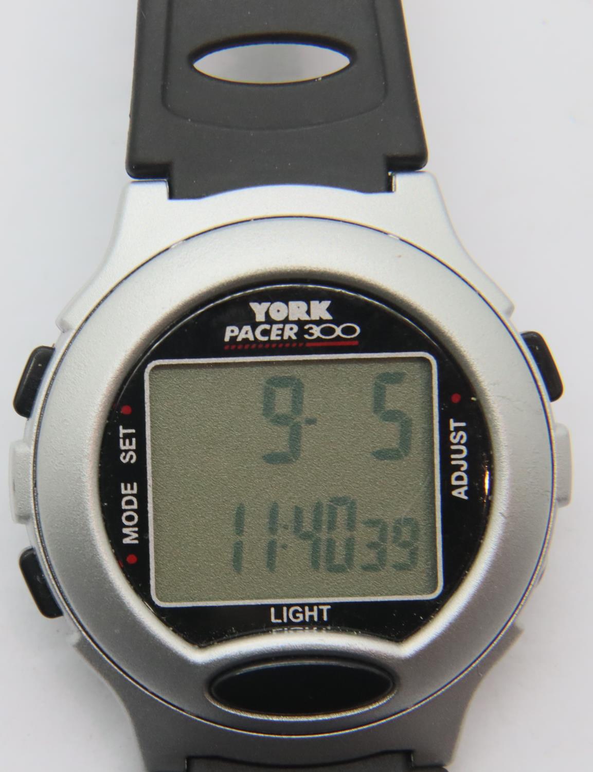 Gents digital Casio wristwatch on a rubber strap, D: 3.5 cm. P&P Group 1 (£14+VAT for the first