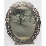 Small oval silver photo frame with decorated foliage border. P&P Group 1 (£14+VAT for the first