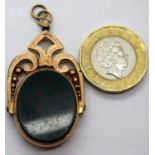 9ct gold spinner set with bloodstone and carnelian, 10.7g. P&P Group 1 (£14+VAT for the first lot