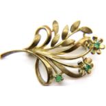 9 ct gold emerald set brooch. L: 38 mm. 3.9g. P&P Group 1 (£14+VAT for the first lot and £1+VAT