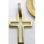 18ct gold, diamond set cross, 1.1g. P&P Group 1 (£14+VAT for the first lot and £1+VAT for subsequent