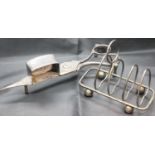 Hallmarked silver small toast rack and a plated candle snuffer. P&P Group 1 (£14+VAT for the first
