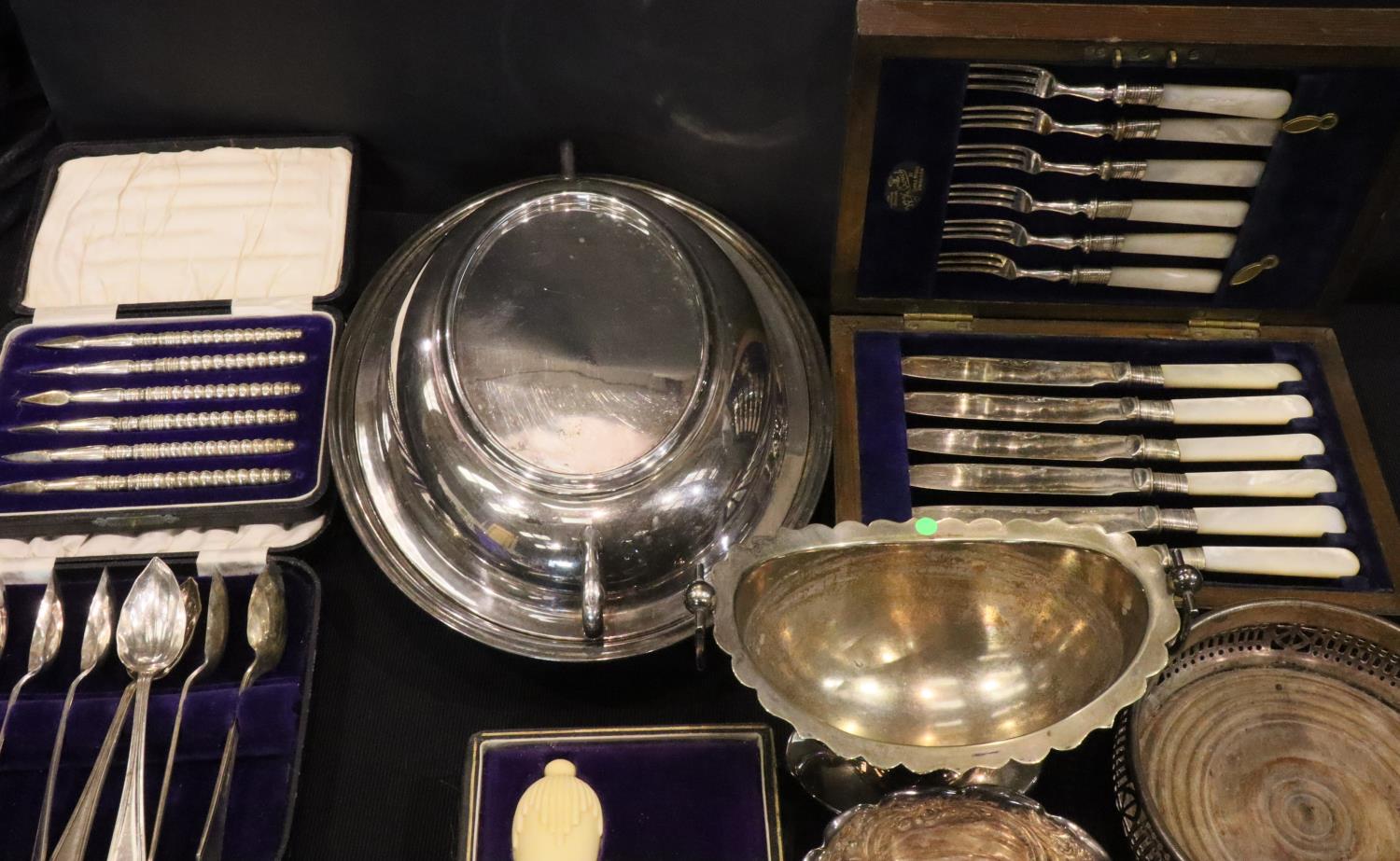 Collection of boxed silver plated flatware, two chafing dishes and other silver plate. P&P Group - Image 2 of 5