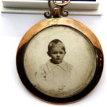 9ct gold growler Victorian photo pendant. P&P Group 1 (£14+VAT for the first lot and £1+VAT for