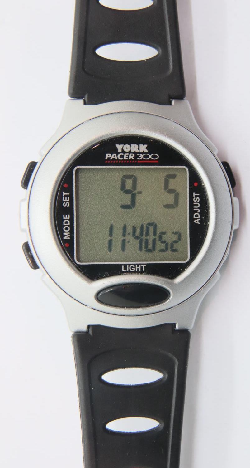 Gents digital Casio wristwatch on a rubber strap, D: 3.5 cm. P&P Group 1 (£14+VAT for the first - Image 2 of 3