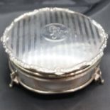 Silver ring box, hallmarked Birmingham. P&P Group 1 (£14+VAT for the first lot and £1+VAT for