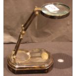 Brass magnifying glass on wooden base, L: 13.5 cm. P&P Group 2 (£18+VAT for the first lot and £3+VAT