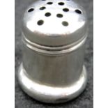 Miniature 925 silver pepper pot, H: 31 mm. P&P Group 1 (£14+VAT for the first lot and £1+VAT for