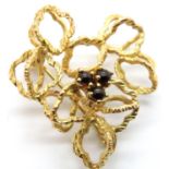 9ct gold modernist style brooch set with three garnets, 3.9g. P&P Group 1 (£14+VAT for the first lot