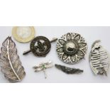 Six mixed silver and white metal brooches. P&P Group 1 (£14+VAT for the first lot and £1+VAT for