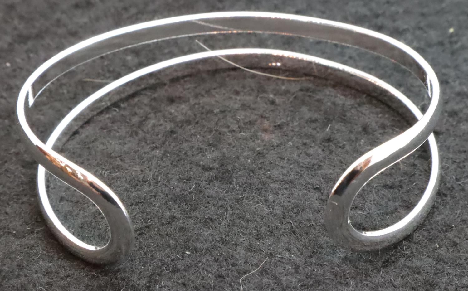 925 silver loop bangle. P&P Group 1 (£14+VAT for the first lot and £1+VAT for subsequent lots)