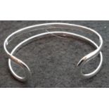 925 silver loop bangle. P&P Group 1 (£14+VAT for the first lot and £1+VAT for subsequent lots)
