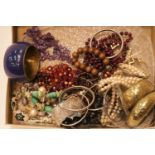 Box of unsorted costume jewellery. P&P Group 1 (£14+VAT for the first lot and £1+VAT for