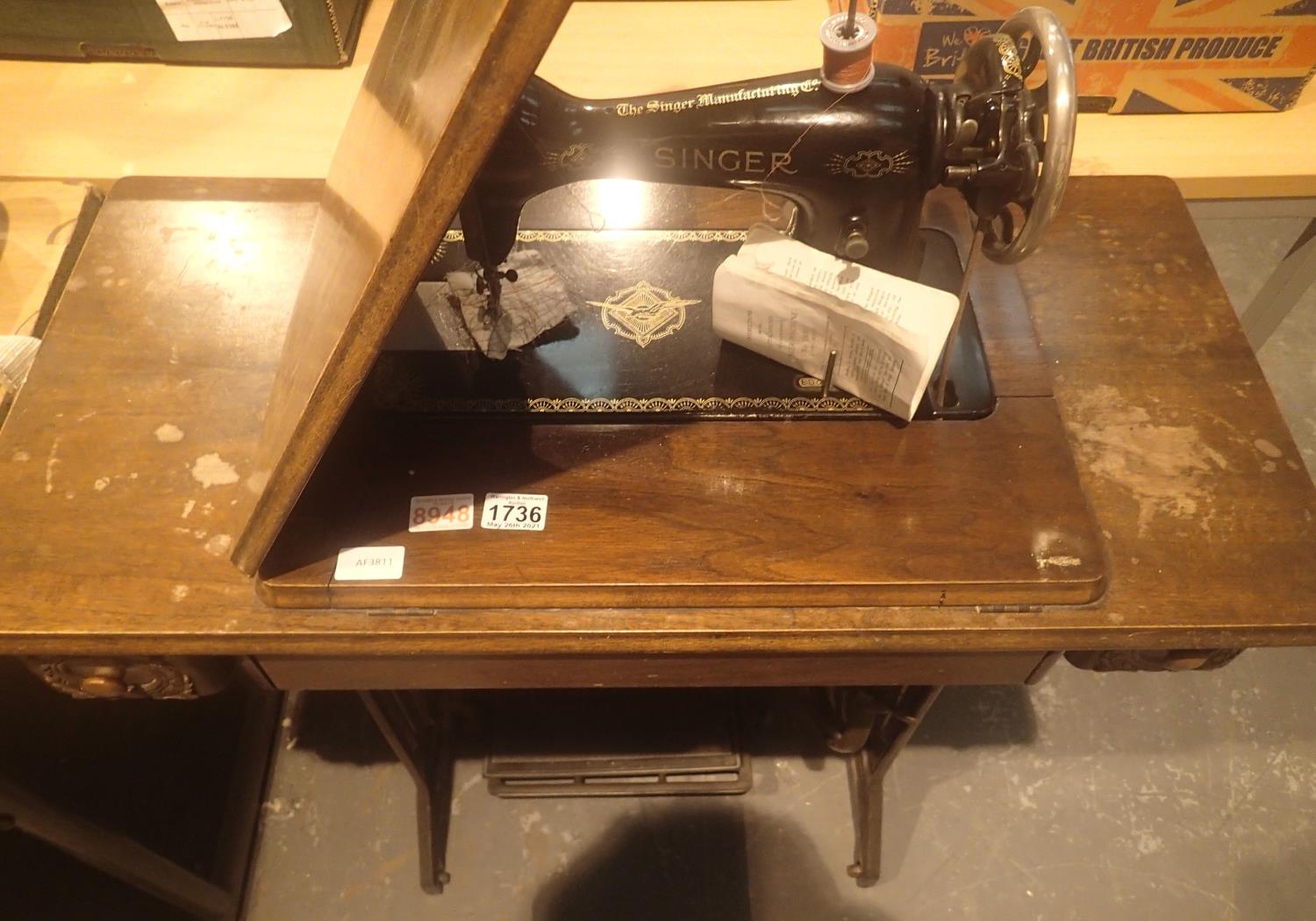 Singer sewing machine on table base with treadle. Not available for in-house P&P, contact Paul O'Hea