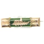 9ct gold and jade brooch, D: 4.4 x 1 cm P&P Group 1 (£14+VAT for the first lot and £1+VAT for