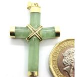 9ct gold and jade cross. P&P Group 1 (£14+VAT for the first lot and £1+VAT for subsequent lots)