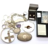 Tray of silver items including bracelets, chains, ring etc. 170 g. P&P Group 1 (£14+VAT for the