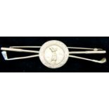 9ct gold golfing pin brooch, 10.1g. P&P Group 1 (£14+VAT for the first lot and £1+VAT for subsequent