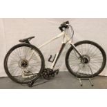 Sirrus specialised sixteen speed trail bike, 20 inch frame. Not available for in-house P&P,