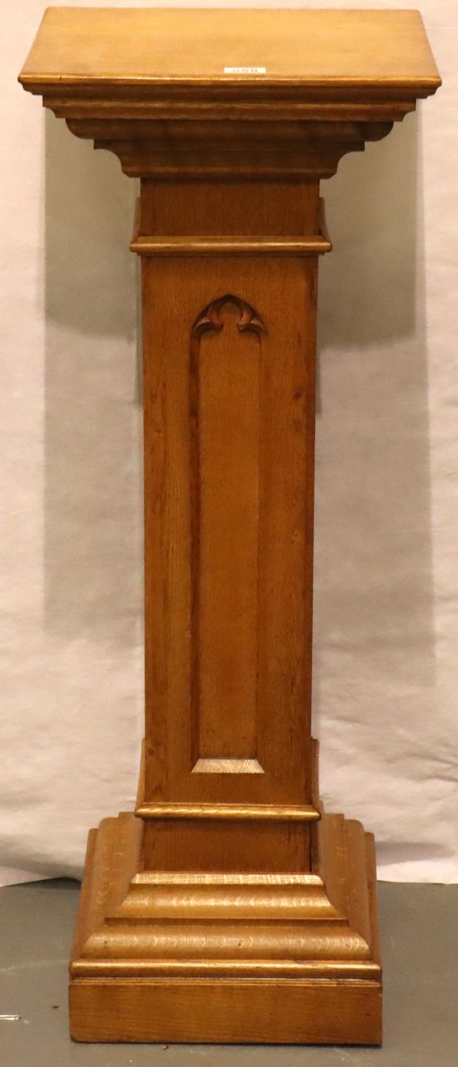 An early 20th century golden oak pedestal, ecclesiastical in style. H: 103 cm. Not available for