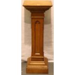 An early 20th century golden oak pedestal, ecclesiastical in style. H: 103 cm. Not available for