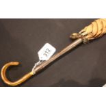 Amber handle umbrella, H: 85 cm. P&P Group 2 (£18+VAT for the first lot and £3+VAT for subsequent