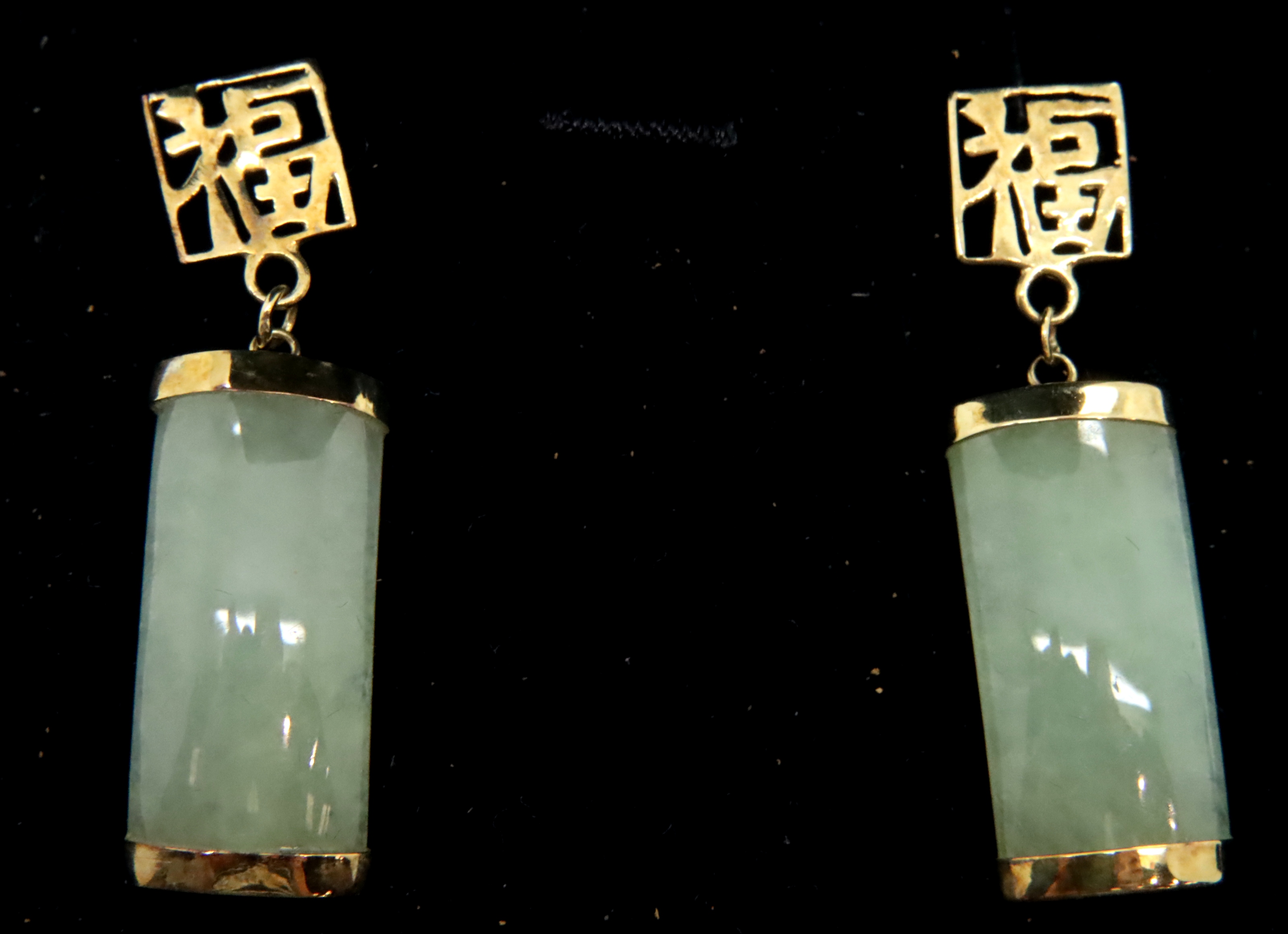 9ct gold jade drop earrings. P&P Group 1 (£14+VAT for the first lot and £1+VAT for subsequent lots)