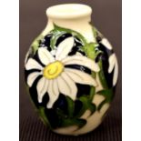 Moorcroft mini Daisy vase, H: 5.5 cm. P&P Group 1 (£14+VAT for the first lot and £1+VAT for