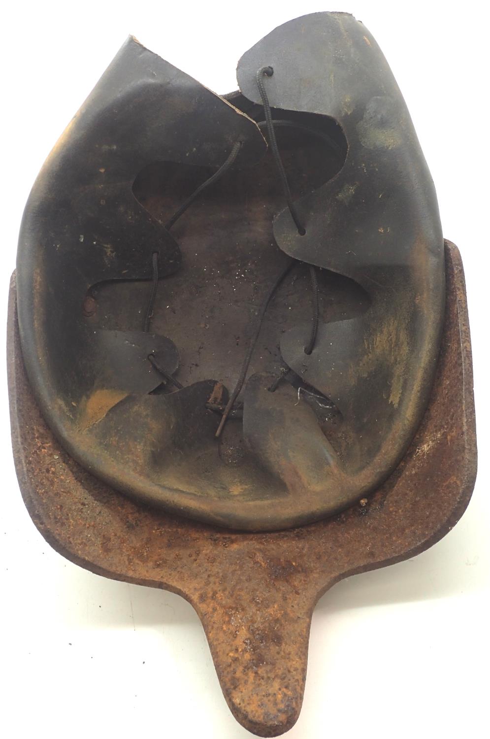 WWI French guarde plate, a period cast iron plate with reproduction leather work. P&P Group 2 (£18+ - Image 3 of 3