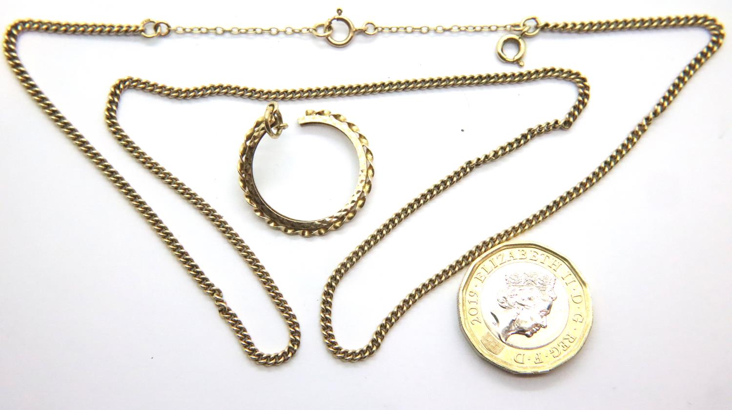 Yellow gold chain and a broken 9ct gold sovereign mount. P&P Group 1 (£14+VAT for the first lot