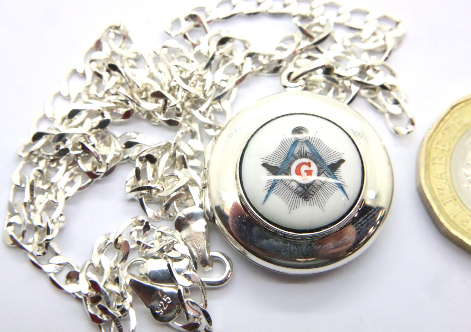925 silver chain and silver Masonic enamel pendant, 14g. P&P Group 1 (£14+VAT for the first lot