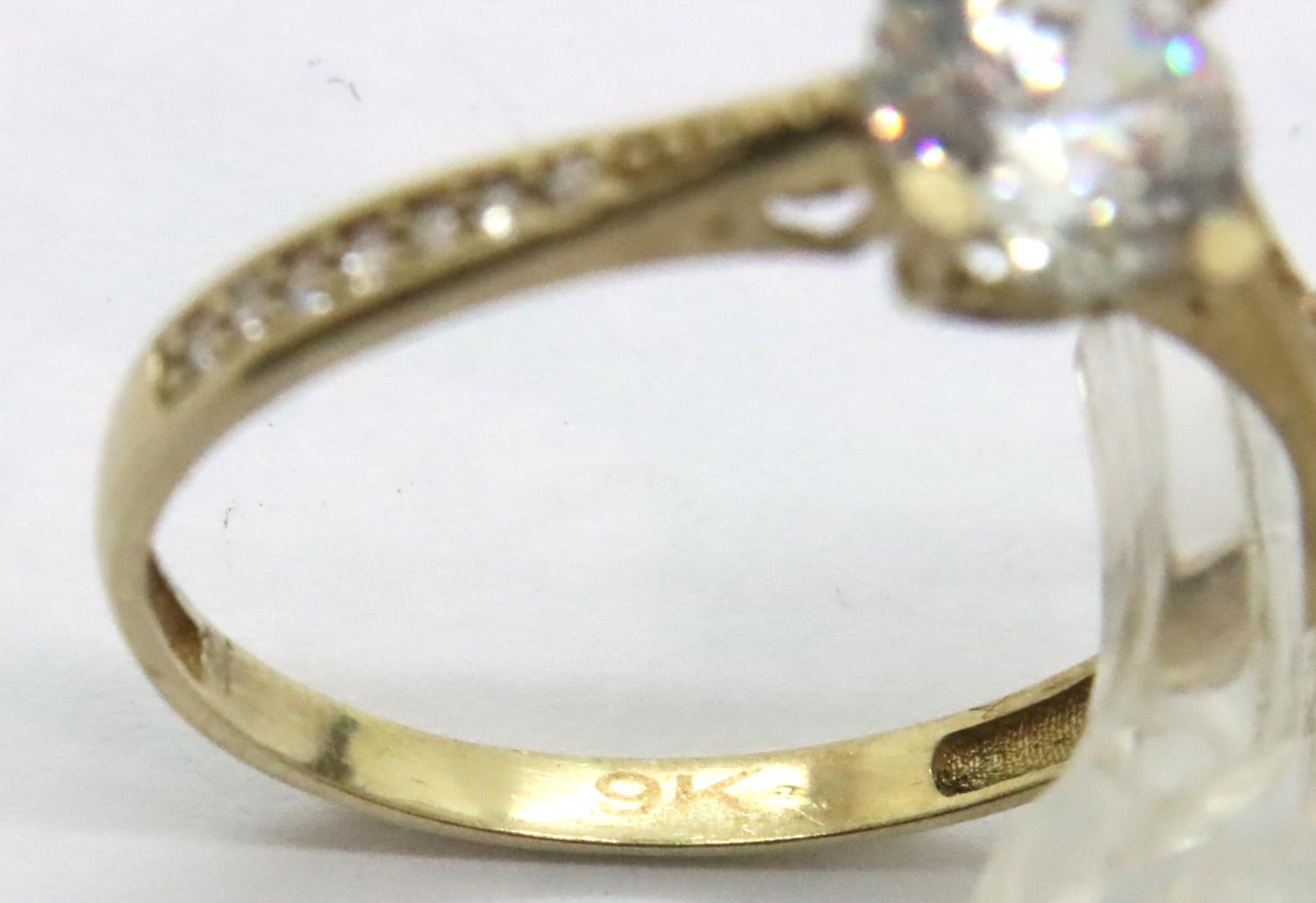 9ct gold solitaire dress ring with stone set shoulders, size O/P, 1.3g. P&P Group 1 (£14+VAT for the - Image 3 of 3