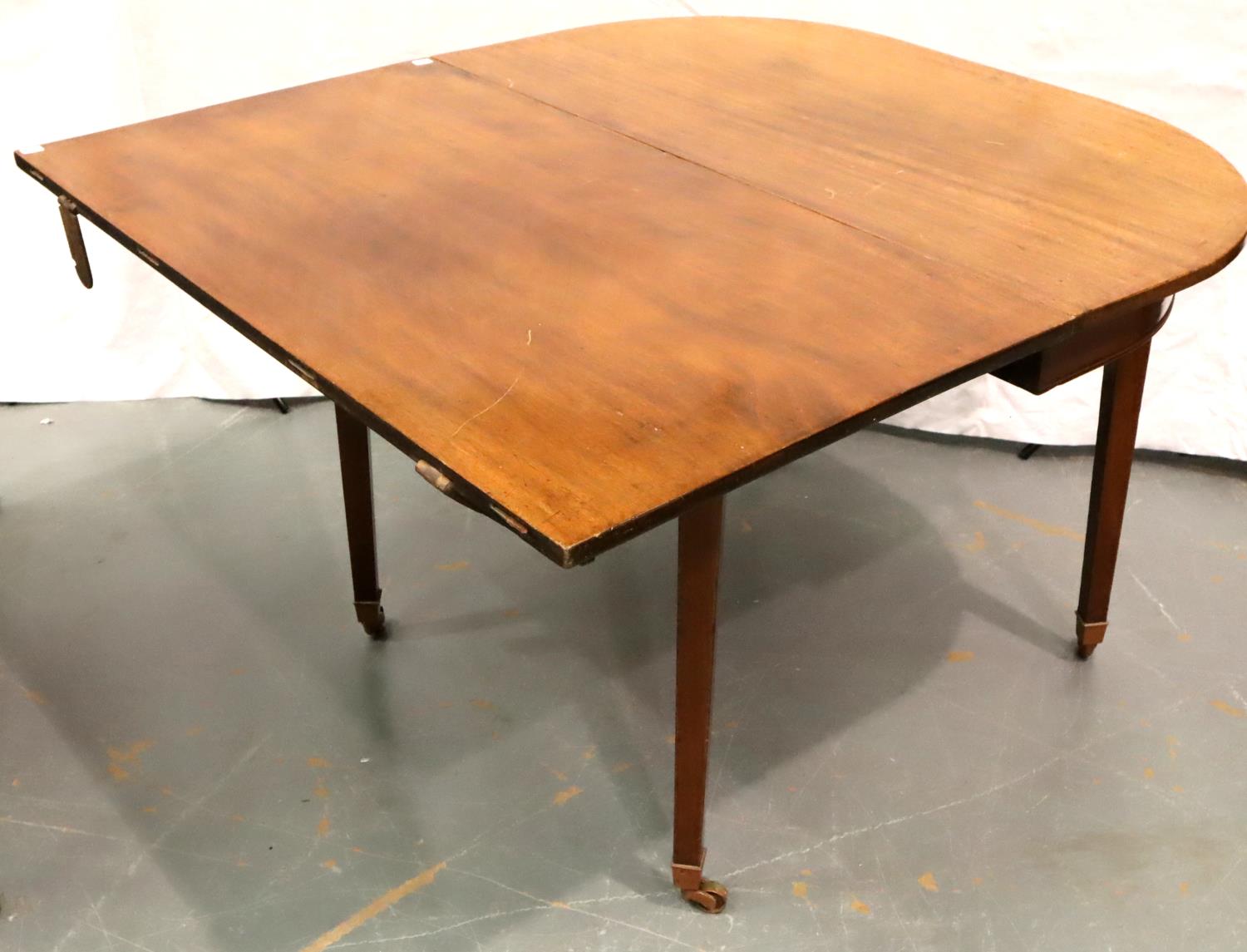 A George III mahogany extending dining table raised on tapering supports, 175 x 114 x 75 cm H. Not - Image 5 of 6