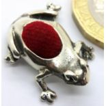 925 silver frog pin cushion, L: 20 mm. P&P Group 1 (£14+VAT for the first lot and £1+VAT for