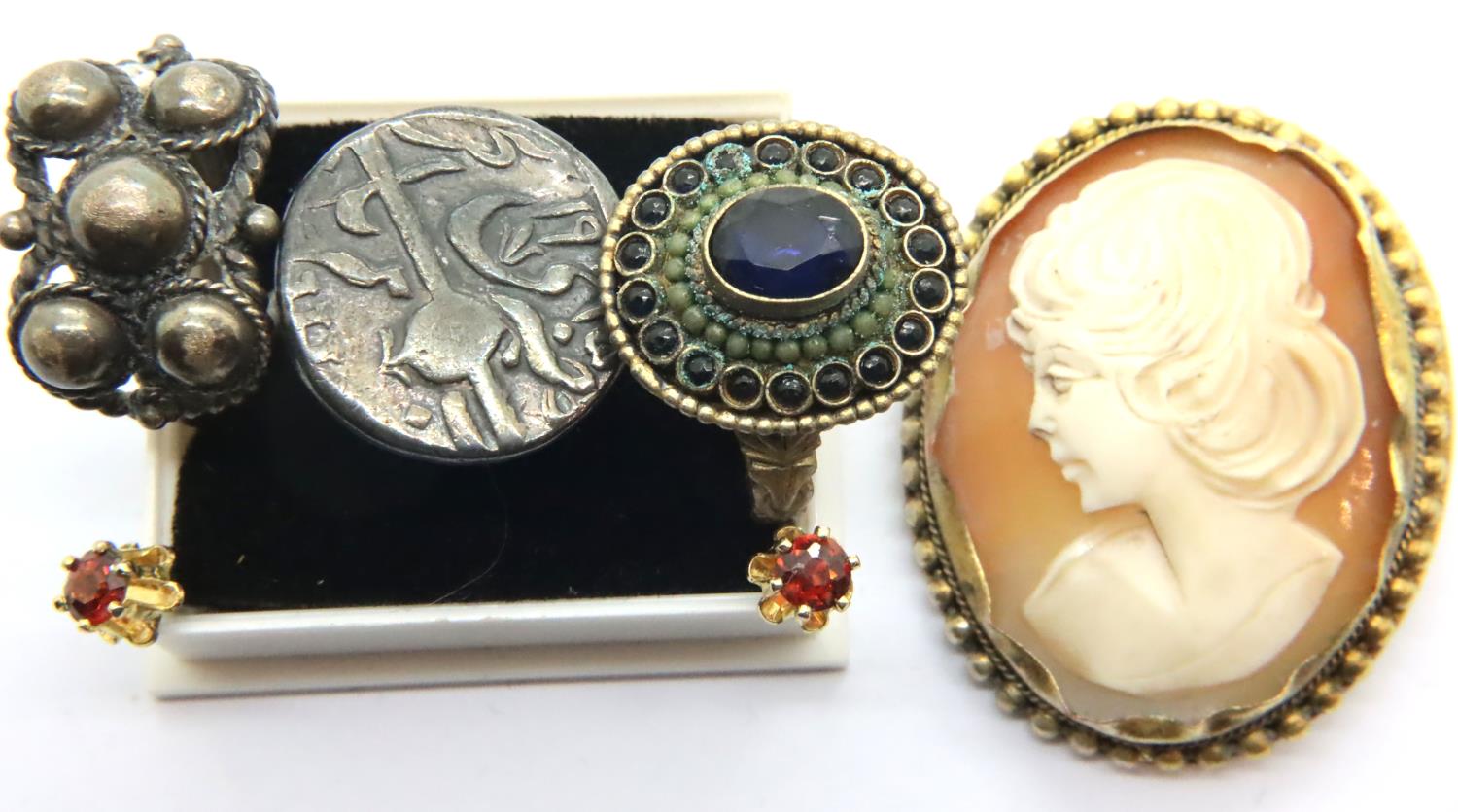 Mixed vintage jewellery including a silver coin mounted ring, cameo brooch and a pair of earrings.