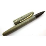 Wyvern vintage fountain pen. P&P Group 1 (£14+VAT for the first lot and £1+VAT for subsequent lots)