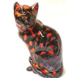 Anita Harris sitting cat, signed in gold, H: 21 cm. P&P Group 2 (£18+VAT for the first lot and £3+