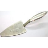 Keswick School of Art cake sliver with plannished handle. P&P Group 1 (£14+VAT for the first lot and