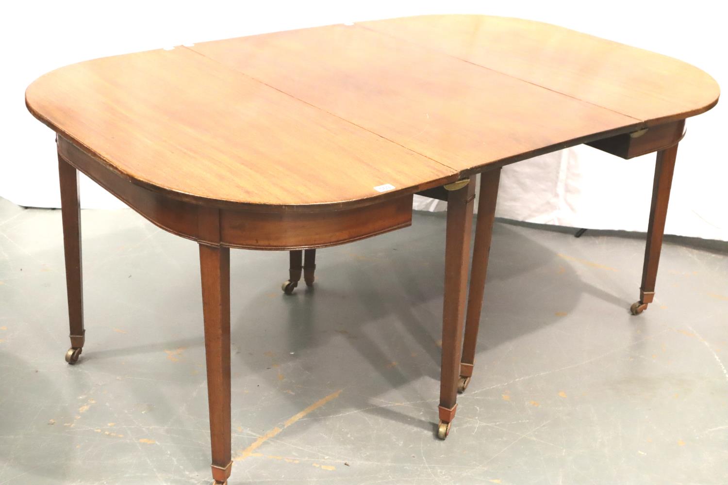A George III mahogany extending dining table raised on tapering supports, 175 x 114 x 75 cm H. Not - Image 6 of 6