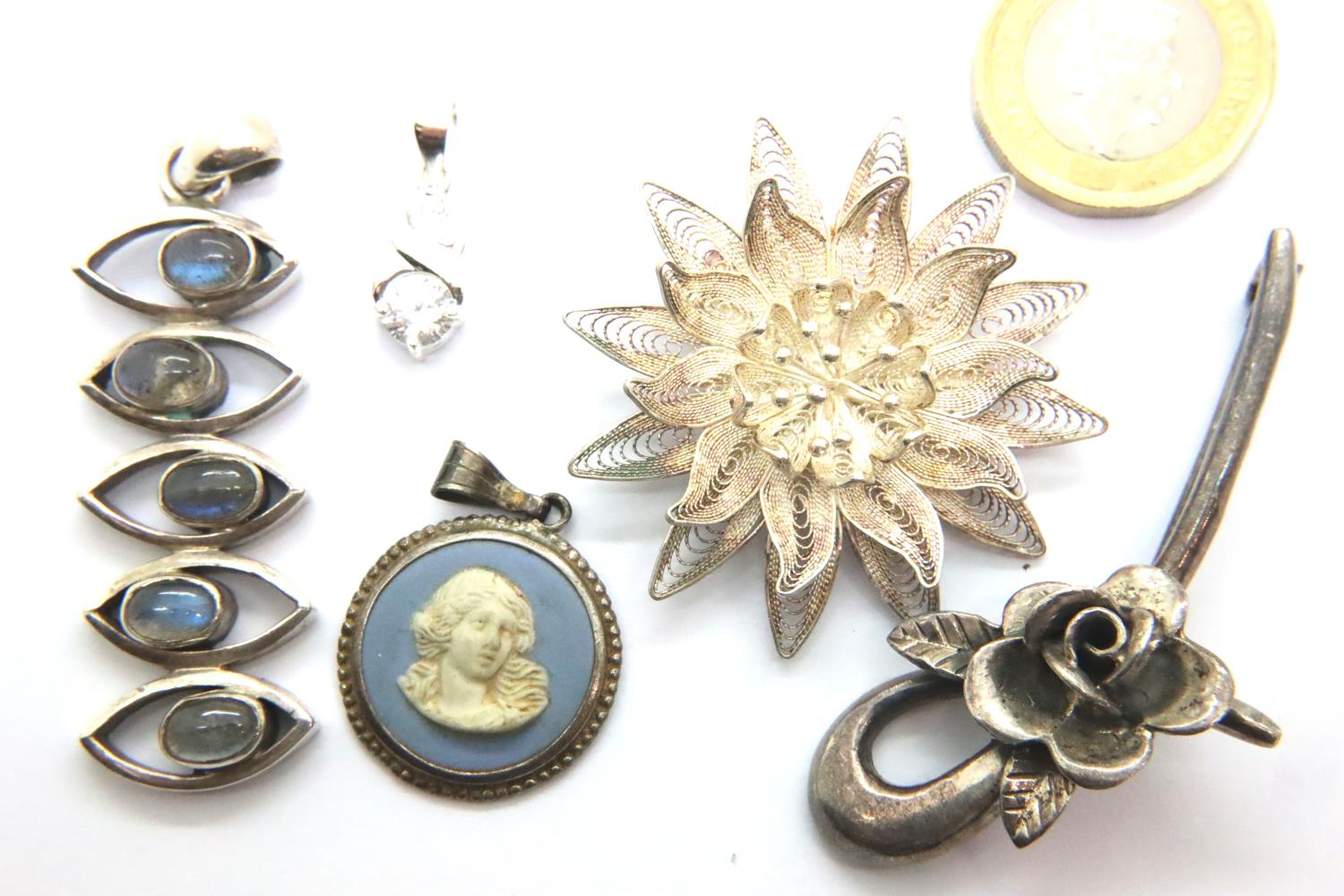 Two silver brooches and three silver pendants, combined 40g. P&P Group 1 (£14+VAT for the first