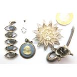 Two silver brooches and three silver pendants, combined 40g. P&P Group 1 (£14+VAT for the first
